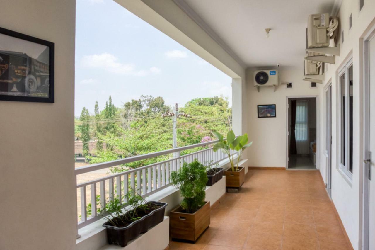 Hotel Reddoorz Syariah Near Taman Pelangi Monjali Melati Exterior foto
