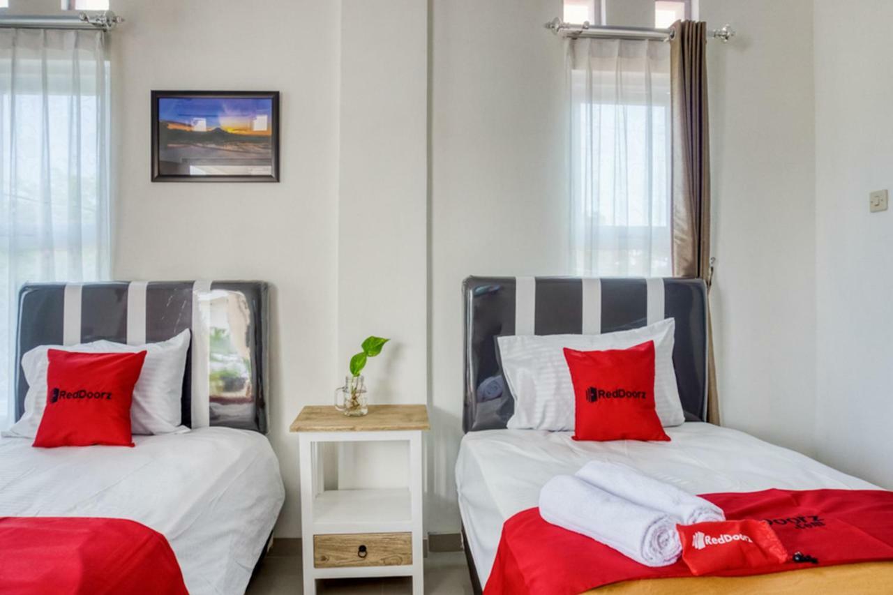 Hotel Reddoorz Syariah Near Taman Pelangi Monjali Melati Exterior foto