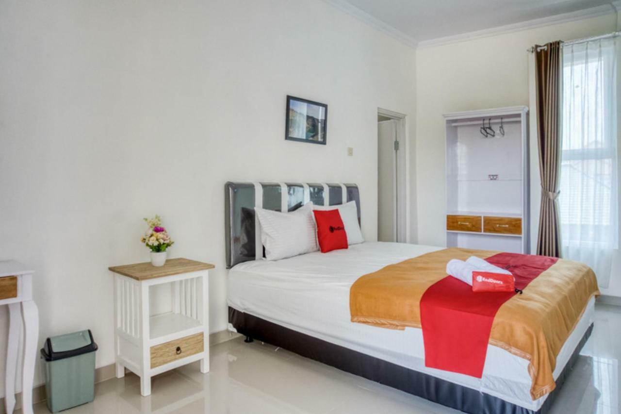 Hotel Reddoorz Syariah Near Taman Pelangi Monjali Melati Exterior foto
